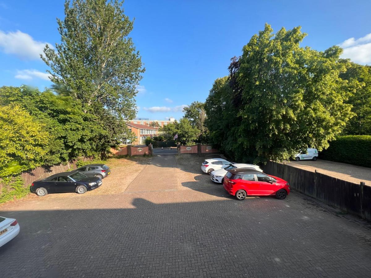 All Seasons Gatwick Guest House & Parking Horley Eksteriør bilde