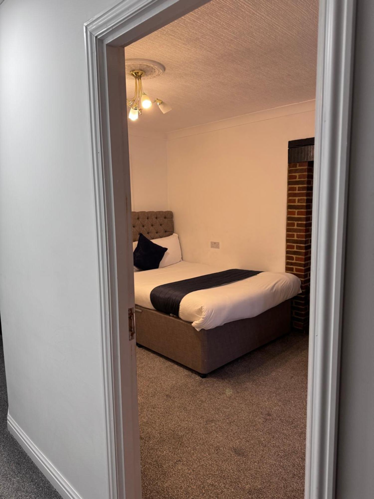 All Seasons Gatwick Guest House & Parking Horley Eksteriør bilde