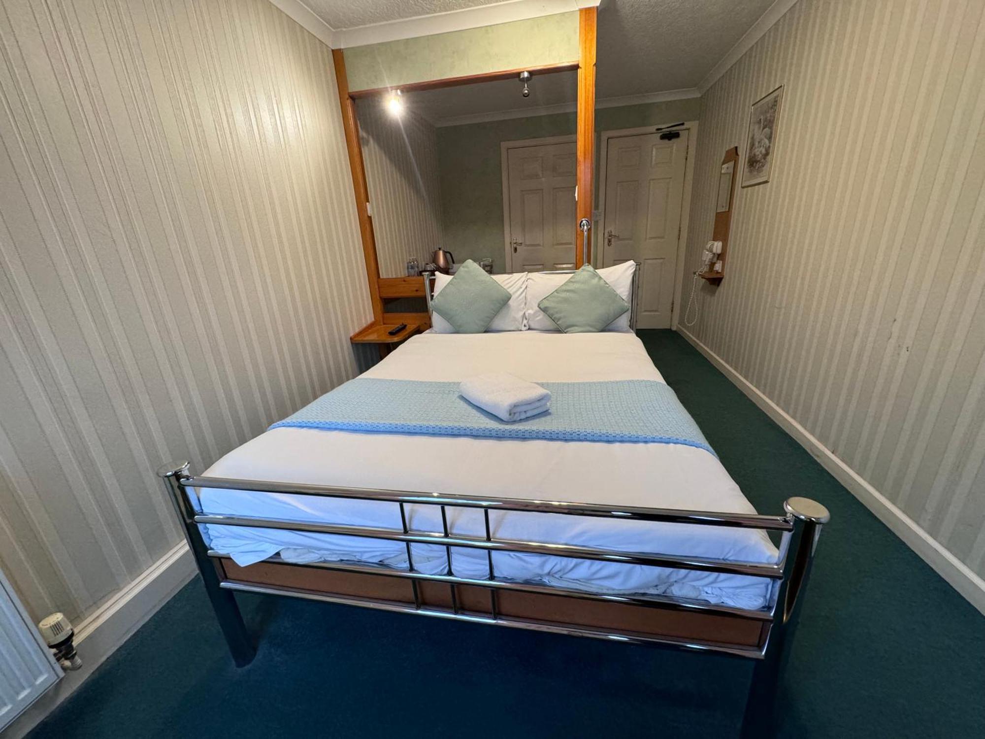 All Seasons Gatwick Guest House & Parking Horley Eksteriør bilde