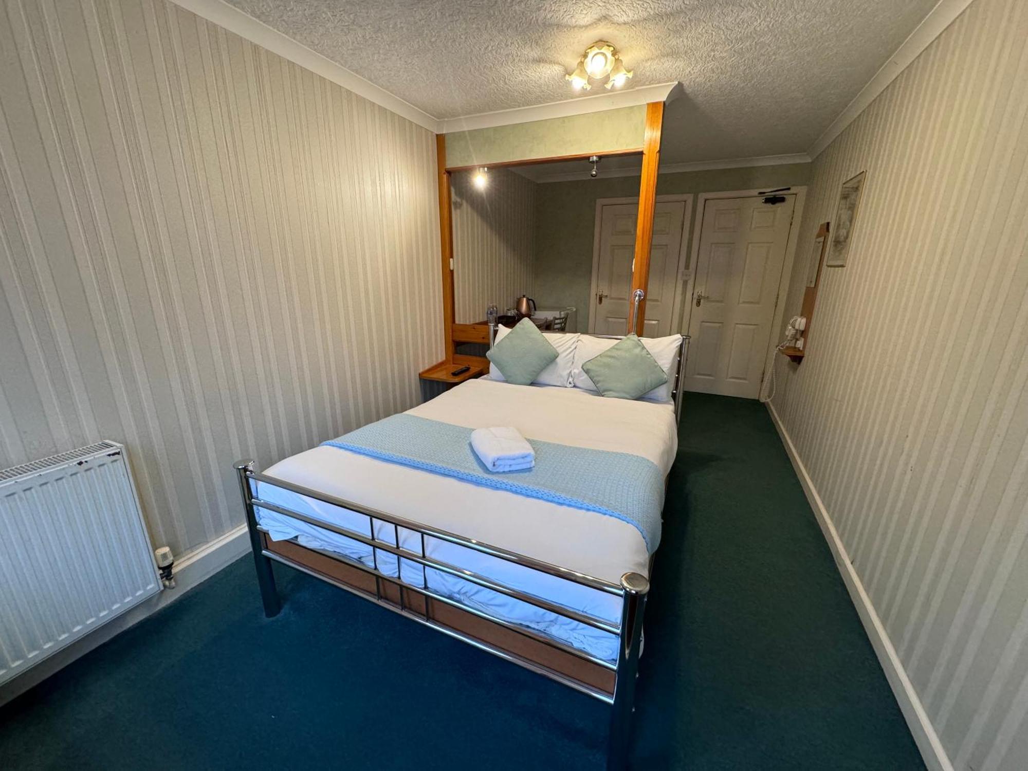 All Seasons Gatwick Guest House & Parking Horley Eksteriør bilde