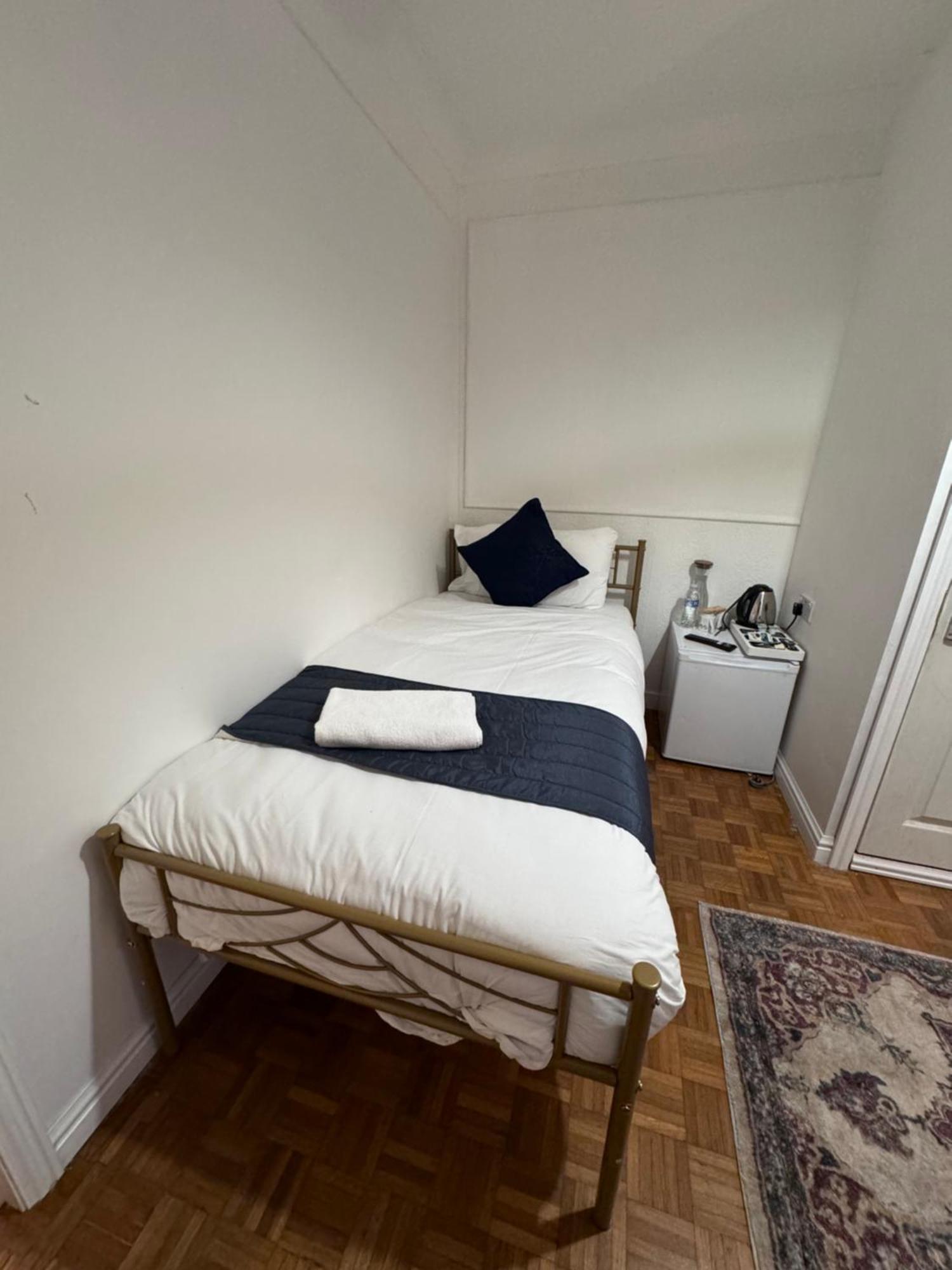 All Seasons Gatwick Guest House & Parking Horley Eksteriør bilde