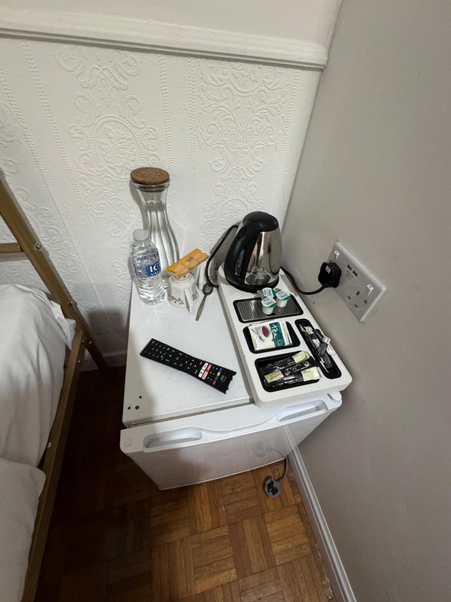 All Seasons Gatwick Guest House & Parking Horley Eksteriør bilde