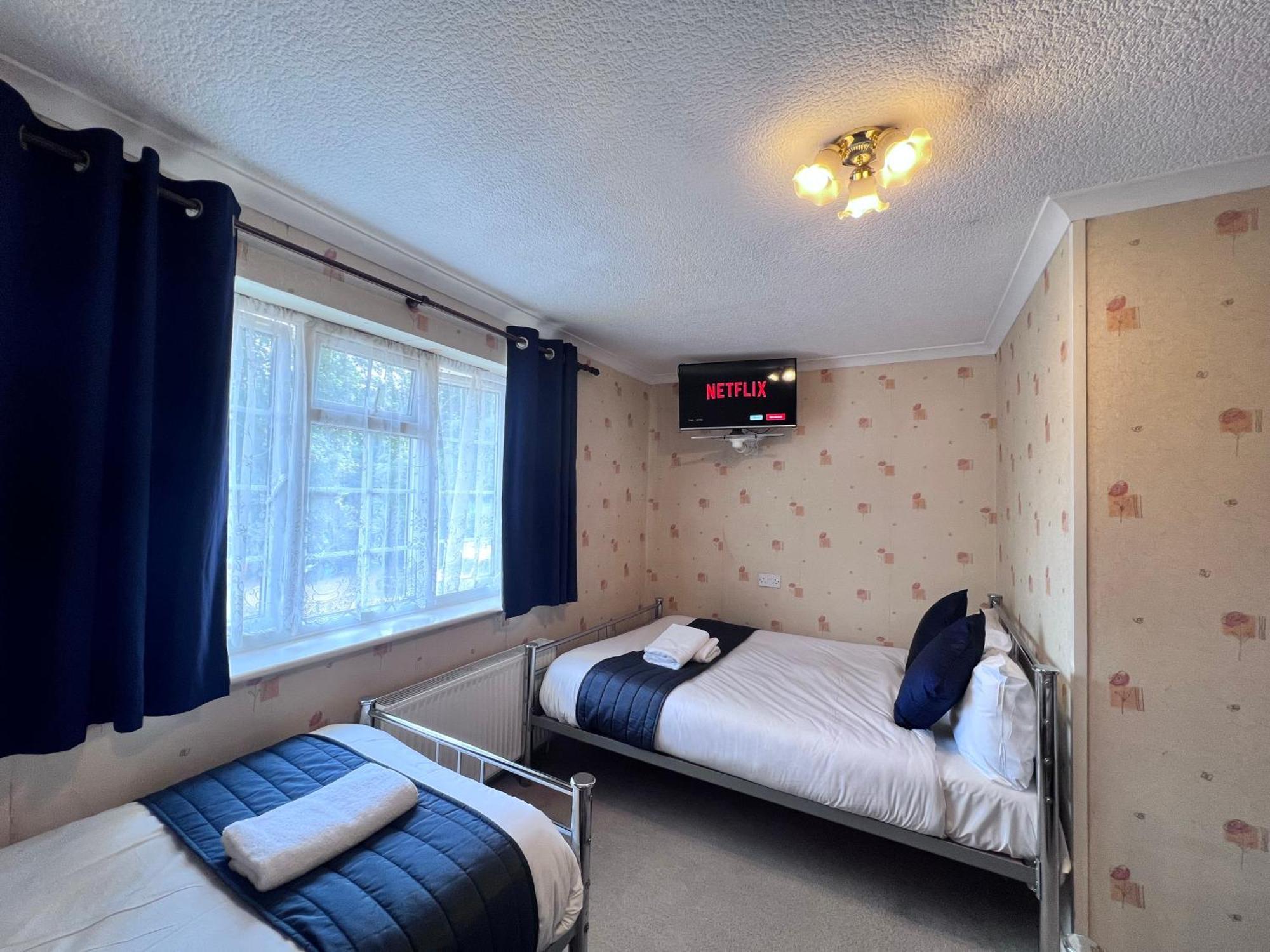 All Seasons Gatwick Guest House & Parking Horley Eksteriør bilde
