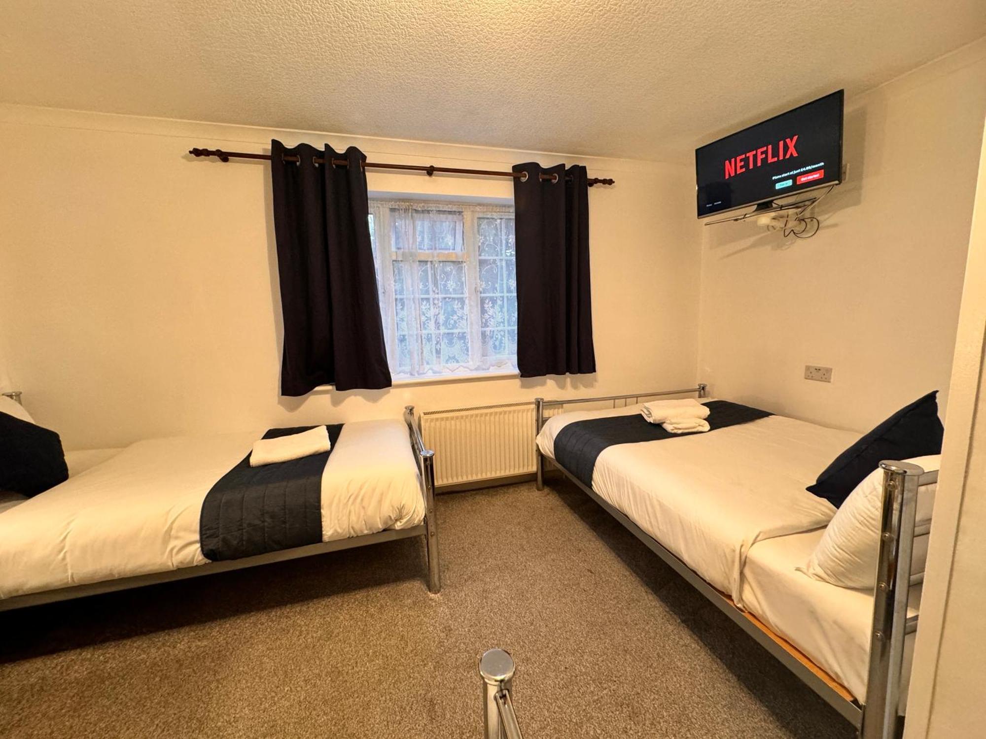 All Seasons Gatwick Guest House & Parking Horley Eksteriør bilde