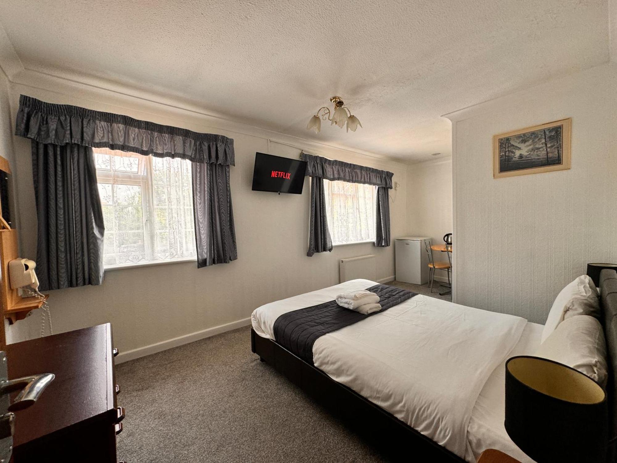 All Seasons Gatwick Guest House & Parking Horley Eksteriør bilde