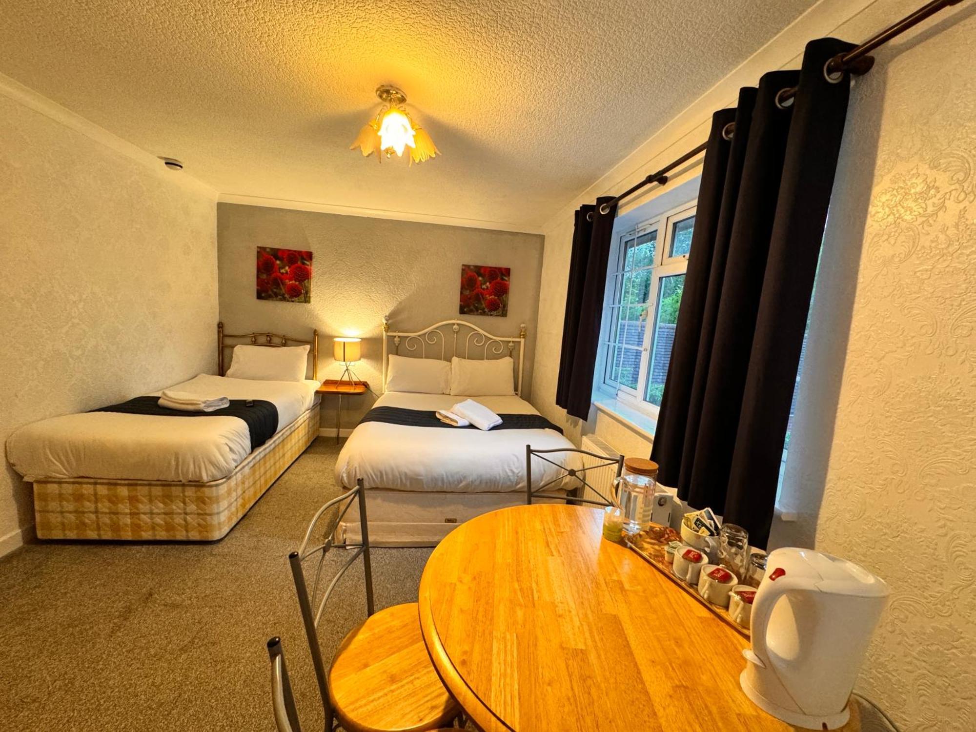 All Seasons Gatwick Guest House & Parking Horley Eksteriør bilde