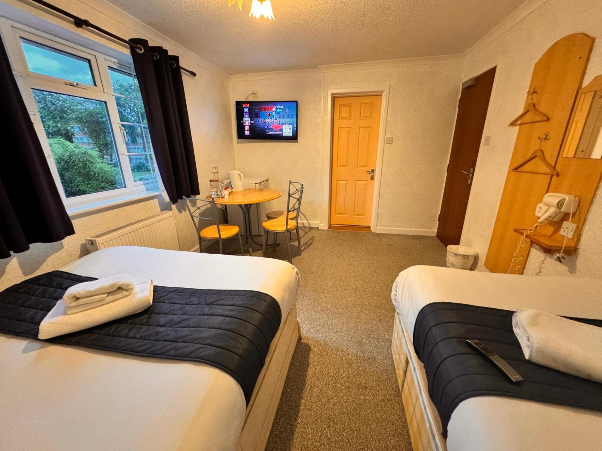 All Seasons Gatwick Guest House & Parking Horley Eksteriør bilde