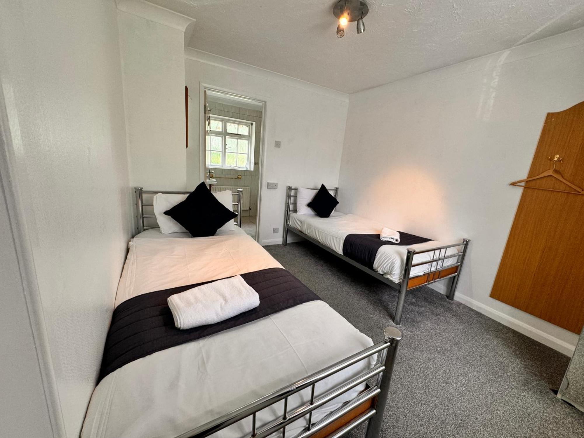 All Seasons Gatwick Guest House & Parking Horley Eksteriør bilde