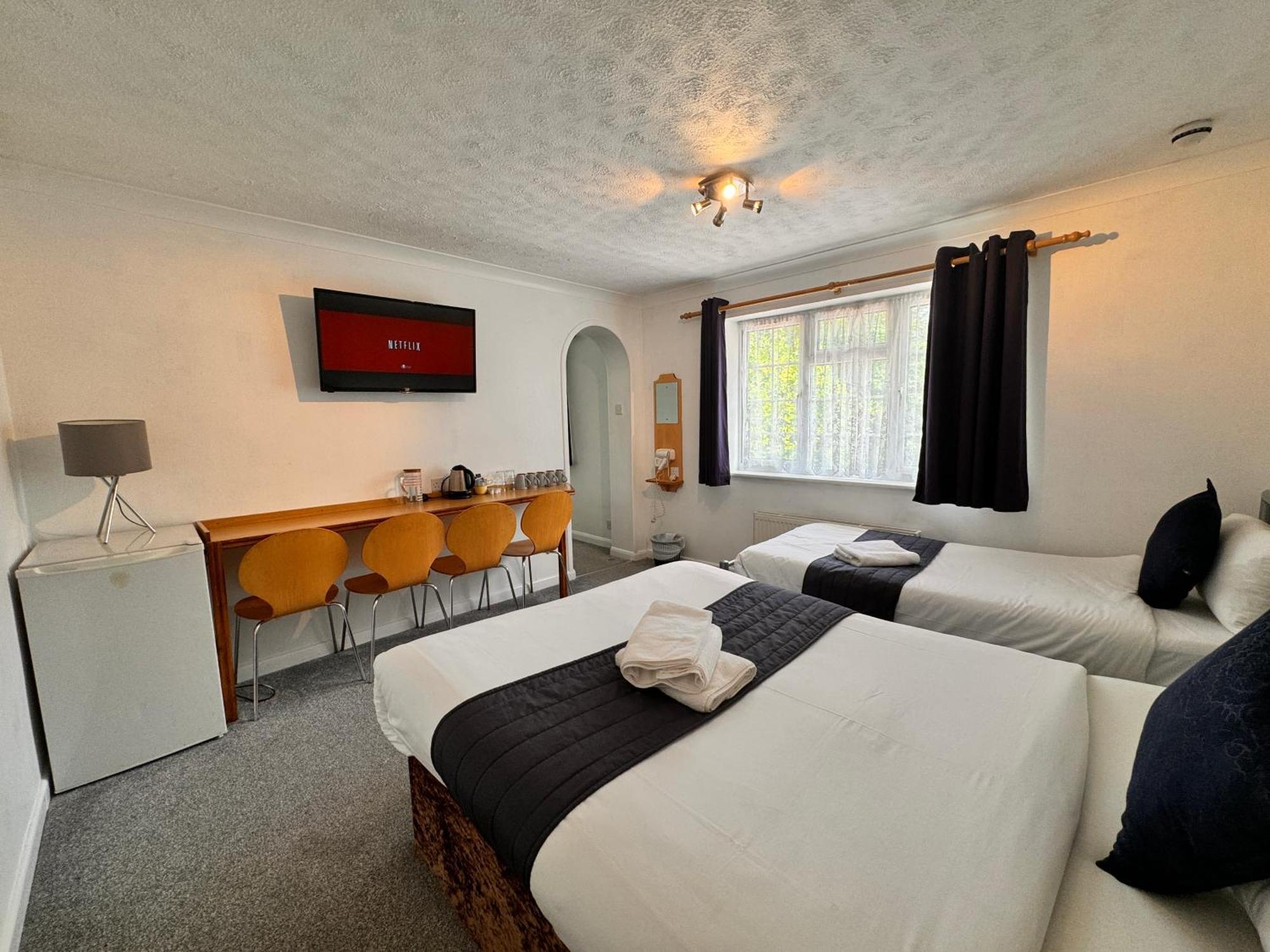 All Seasons Gatwick Guest House & Parking Horley Eksteriør bilde