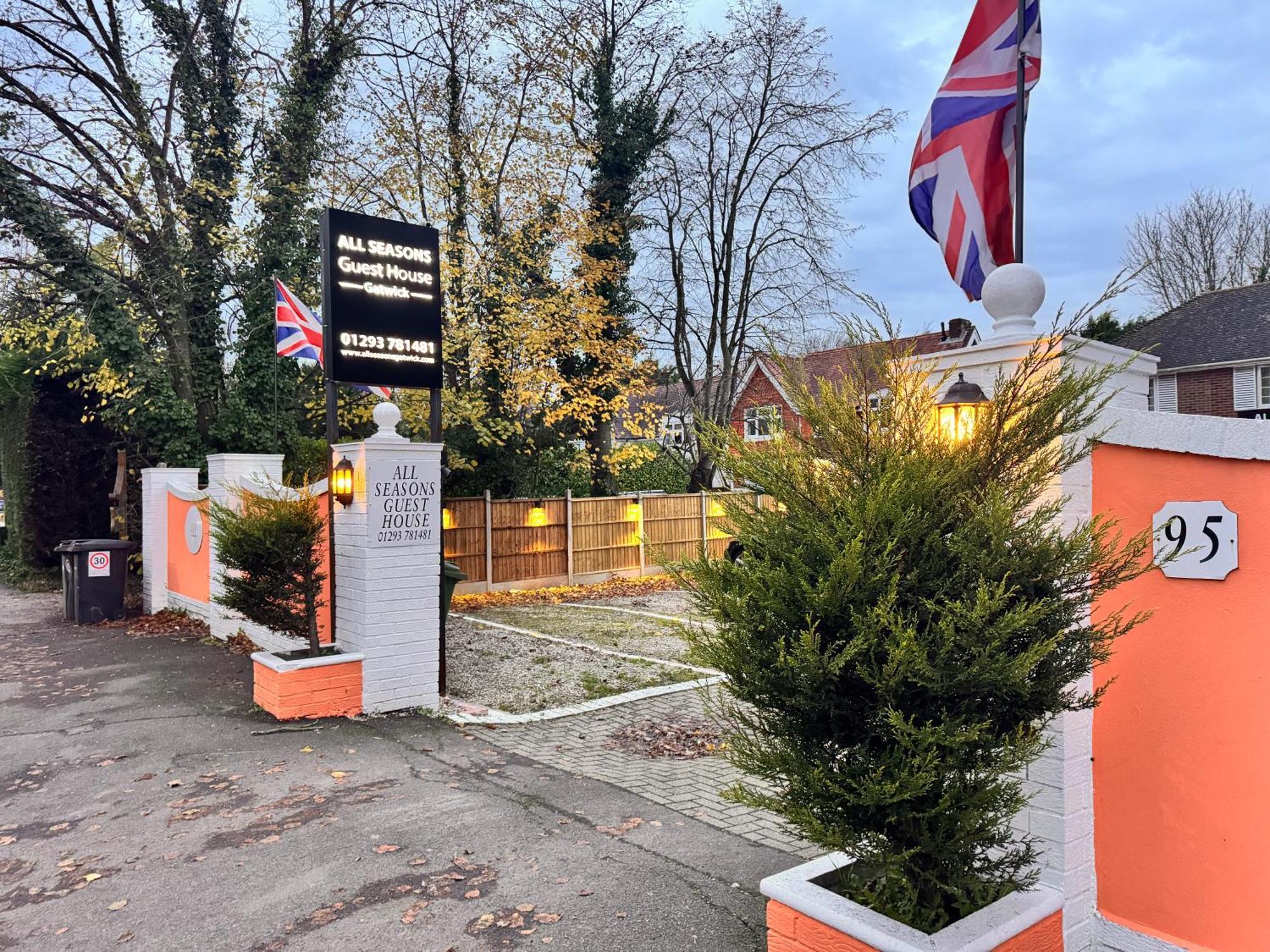 All Seasons Gatwick Guest House & Parking Horley Eksteriør bilde