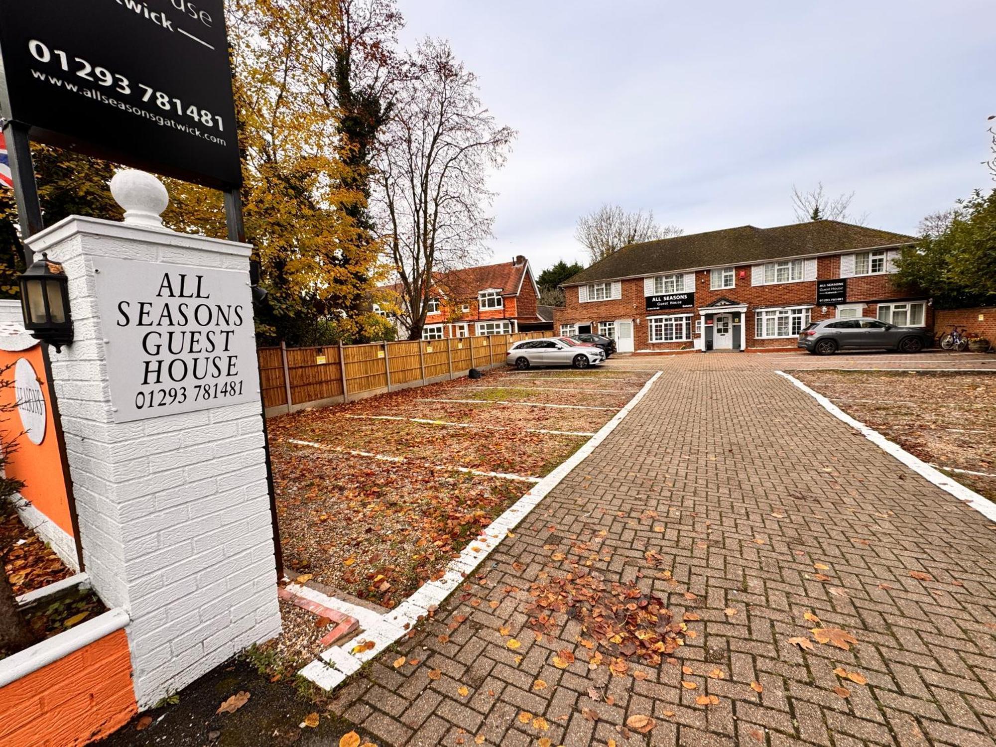 All Seasons Gatwick Guest House & Parking Horley Eksteriør bilde