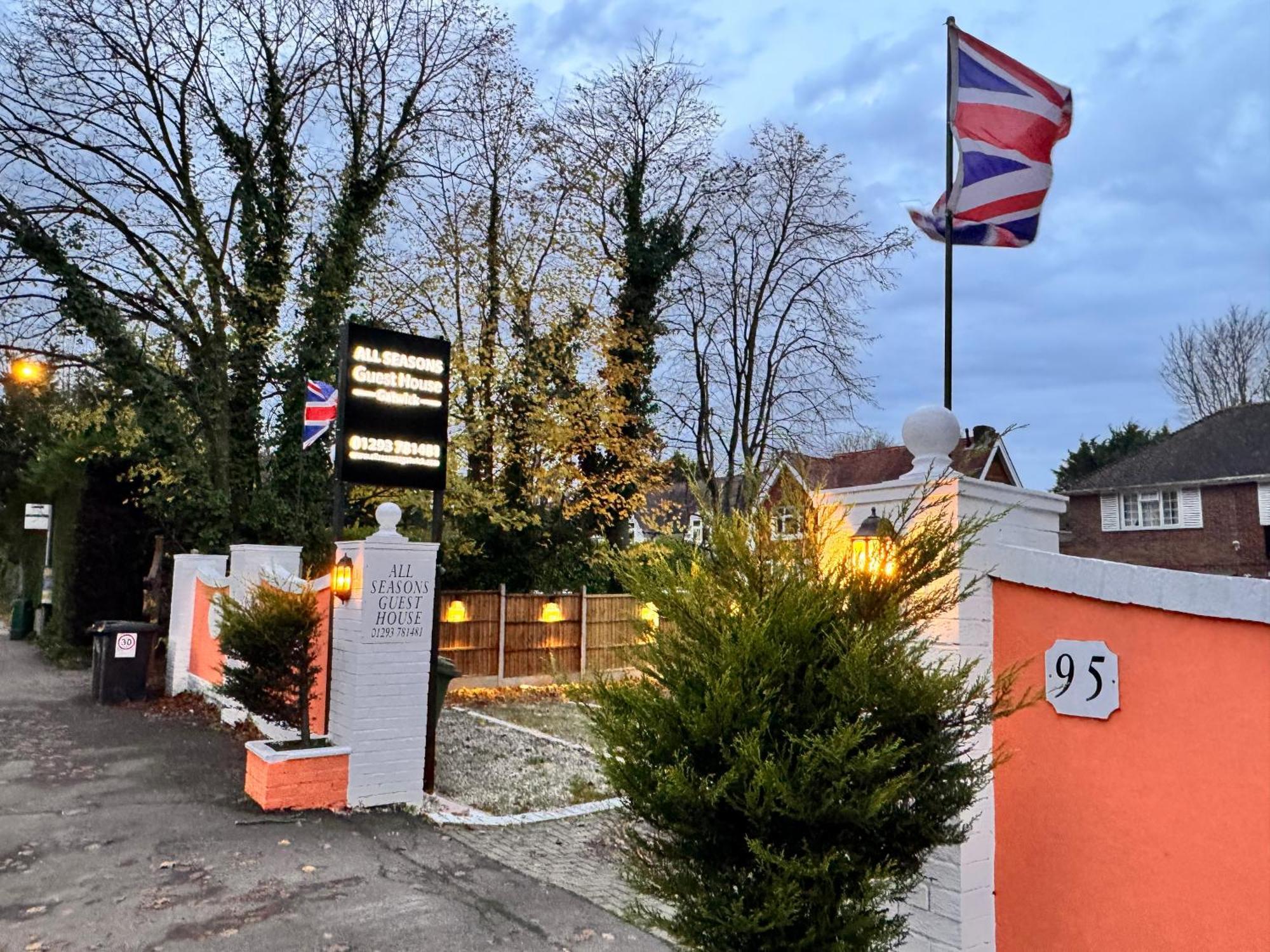 All Seasons Gatwick Guest House & Parking Horley Eksteriør bilde