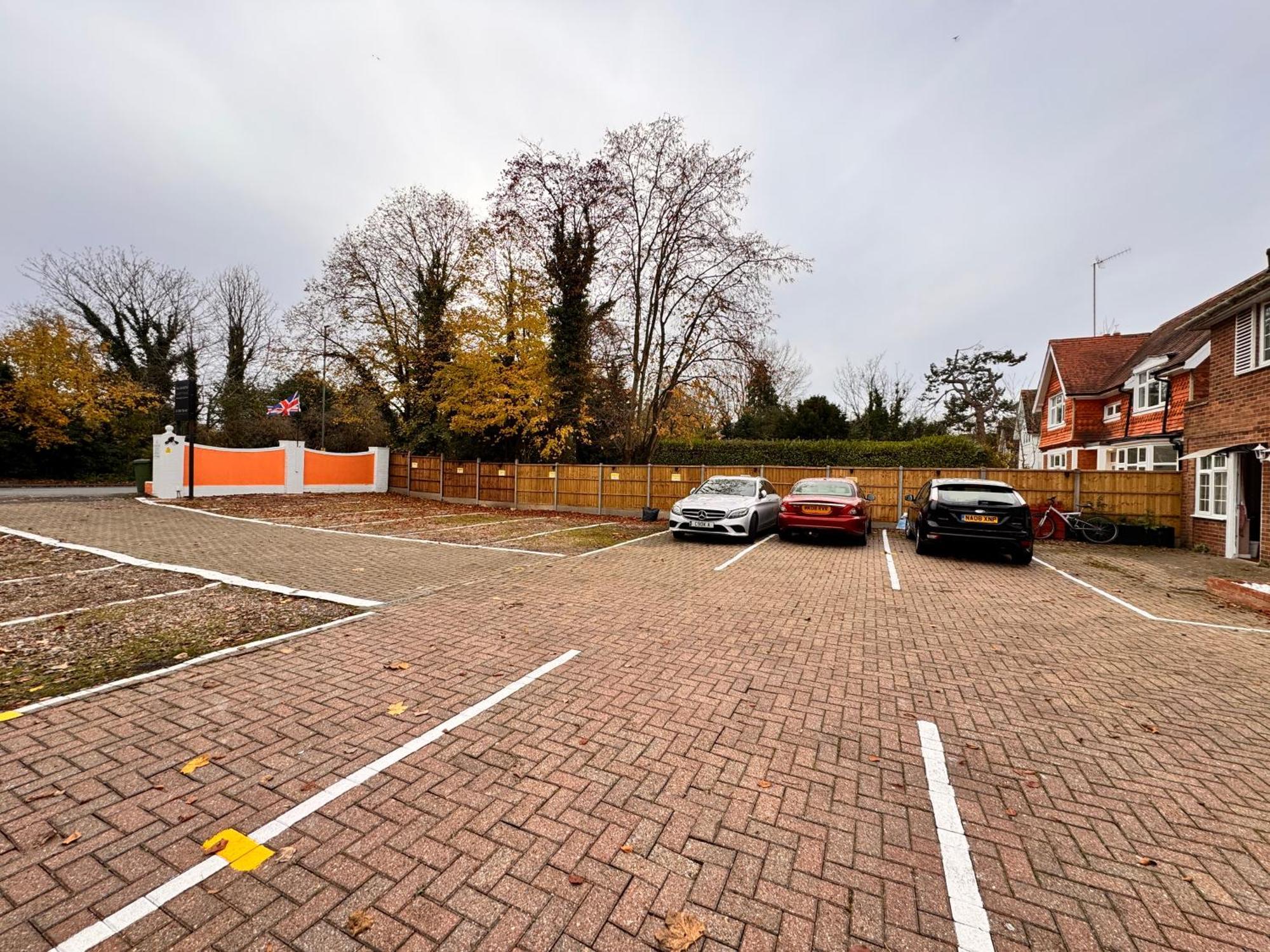All Seasons Gatwick Guest House & Parking Horley Eksteriør bilde